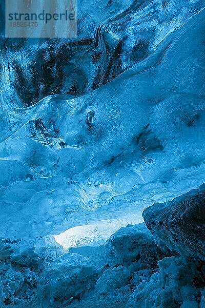 Blaues Eis vermischt mit Vulkanasche in einer Eishöhle im Breidamerkurjokull  dem Auslassgletscher des Vatnajökull  Vatna Gletscher auf Island