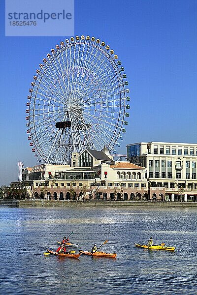 Gruppe von Kajaks auf Ausflug und Riesenrad Cosmo Clock 21 von Yokohama Cosmo World im Hintergrund Yokohama Stadt Kanagawa Japan