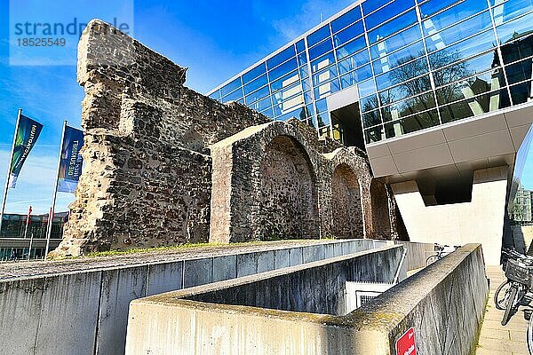 Überreste der alten historischen Stadtmauer  die an das moderne Gebäude des Kongresszentrums Darmstadtium angebaut sind  Darmstadt  Deutschland  Europa