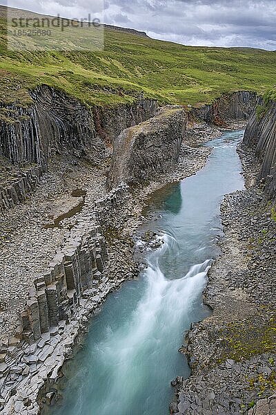 Jökla Gletscherfluss und Basaltsäulen  vulkanische Felsformationen bei Studlagil  Stuðlagil Schlucht  Jökuldalur  Gletschertal  Austurland  Island  Europa