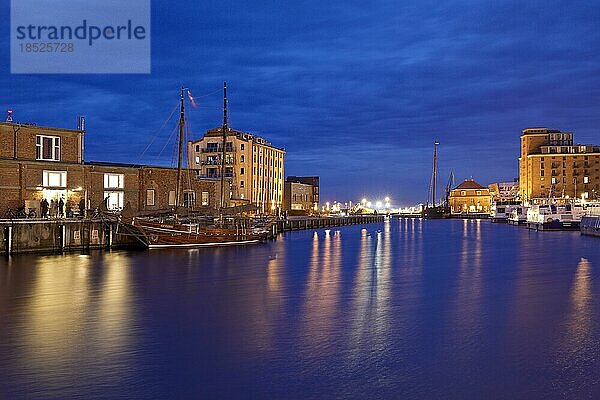Alter Hafen am Abend mit dem Zweimast Holzsegler La-Paloma  Hansestadt Wismar  Mecklenburg-Vorpommern  Deutschland  Europa