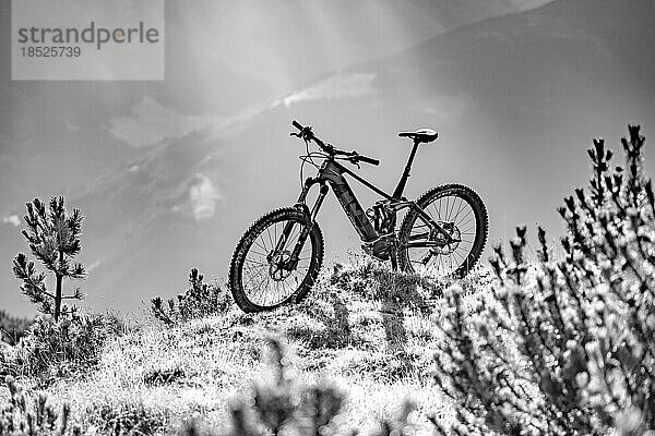 An einem sonnigen Sommertag mit dem E-Bike in den zillertaler Alpen unterwegs  abseits asphaltierter Straßen Wege und Wanderwege  alleine  einsam  Ruhe  Zillertal  Tirol  Österreich  Europa  E-Bike  Husqvarna HC9  Europa
