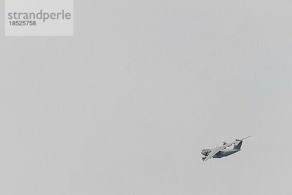 Das Flugzeug Airbus A400M der Bundeswehr  aufgenommen im Rahmen der Bundeswehruebung 'Schneller Adler' in Barth  05.05.2022. Die Übung 'Schneller Adler' simuliert eine Evakuierung deutscher Staatsbürger aus einem fiktiven Krisenland innerhalb kurzer Zeit.  Barth  Deutschland  Europa