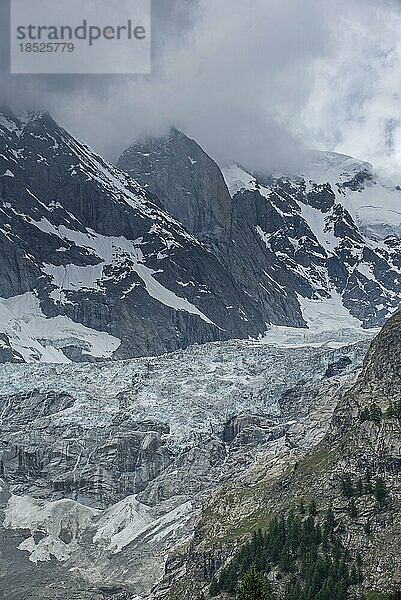 Rückzug des Gletschers im Mont Blanc Massiv vom Val Ferret Tal aus gesehen  Graue Alpen  Italien  Europa