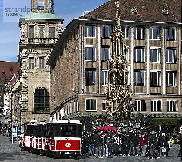 CityTrain mit Touristengruppe vor dem Schönen Brunnen  Hauptmarkt  Nürnberg  Mittelfranken  Bayern  Deutschland  Europa