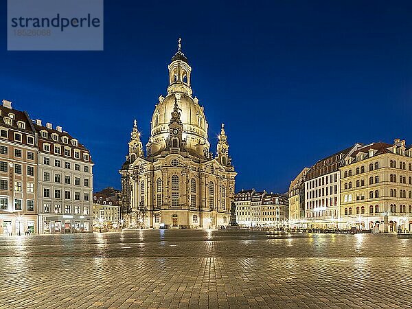 Die Frauenkirche am Neumarkt in der Abenddämmerung  Altstadt  Dresden  Sachsen  Deutschland  Europa