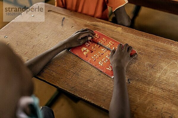 Kind in einer Schulklasse in einer Siedlung für Flüchtlinge  Binnenvertriebene und einheimische Familien in Ouallam  14.04.2022.  Ouallam  Niger  Afrika