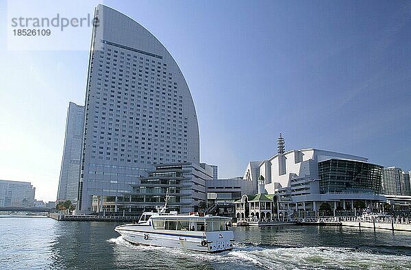 Schwimmende Anlegestelle Pukari Sanbashi und Yokohama Grand Intercontinental Hotel Hafen von Yokohama Kanagawa Japan