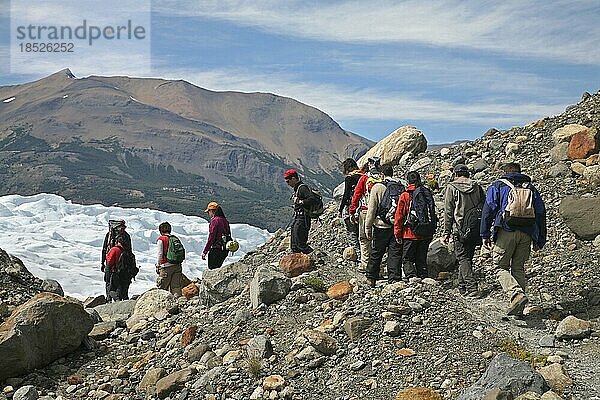 Touristen wandern zum Perito Moreno Gletscher im Nationalpark Los Glaciares  Patagonien  Argentinien  Südamerika