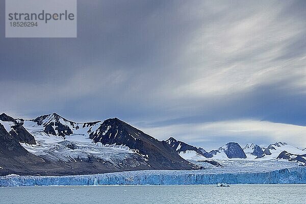 Der Samarinbreen Gletscher mündet in den Samarinvågen  eine Bucht des Hornsundfjords in Sørkapp Land auf Spitzbergen  Svalbard