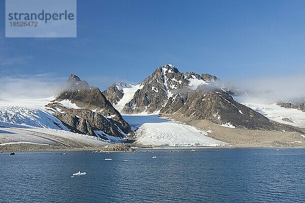 Berge und Gletscher in der Hamilton Bay  Raudfjorden  Svalbard  Spitzbergen  Norwegen  Europa