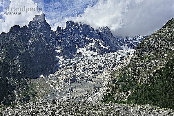 Rückzug des Gletschers im Juli 2009 im Mont Blanc Massiv  vom Val Veny aus gesehen  mit Moräne und poliertem Grundgestein  Grajische Alpen  Italien  Europa