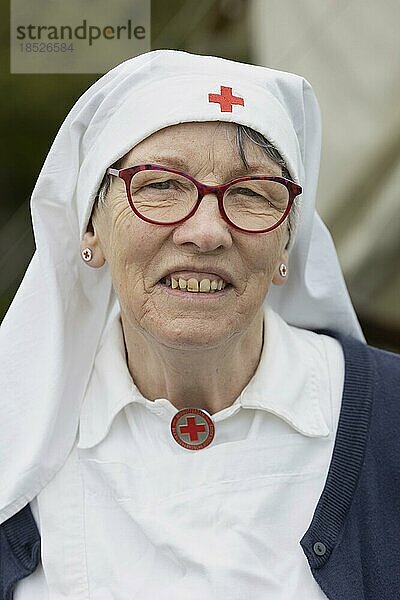 Ehrenamtliche Mitarbeiterin des Rotes Kreuz präsentiert ein historisches Outfit.  Vogelsang  Deutschland  Europa