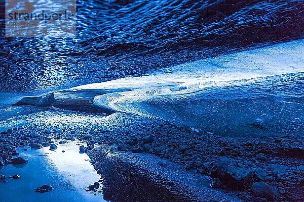 Der Kristall  natürliche Eishöhle im Breiðamerkurjökull  Breidamerkurjokull Gletscher im Vatnajökull Nationalpark  Island  Europa