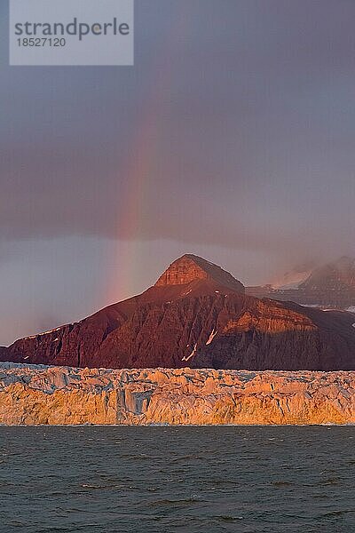 Regenbogen über dem Kongsbreengletscher im Abendlicht bei Sonnenuntergang  der in den Kongsfjorden kalbt  Svalbard  Spitzbergen  Norwegen  Europa