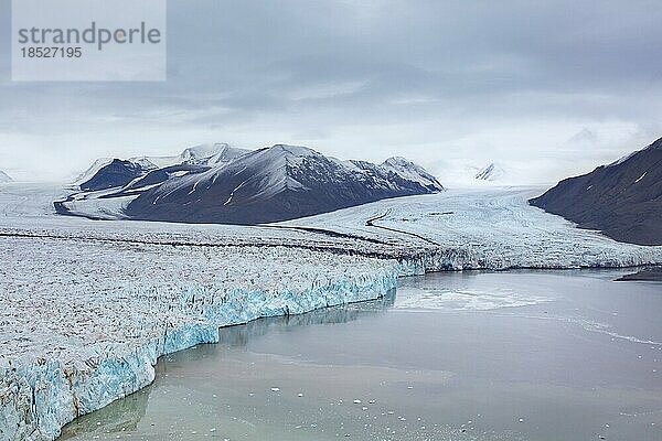 Osbornebreen und Vintervegen  zusammenfließende Gletscher in Oscar II Land münden in den St. Jonsfjorden auf Spitzbergen  Svalbard  Norwegen  Europa