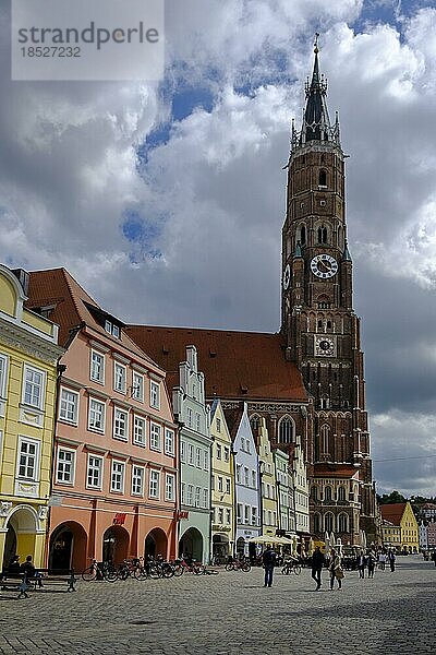 Altstadt mit Stadtpfarrkirche Stiftskirche St. Martin  Landshut  Niederbayern  Bayern  Deutschland  Europa