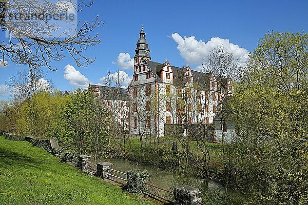 Renaissance Schloss am Elbbach im Frühling  Hadamar  Westerwald  Hessen  Deutschland  Europa