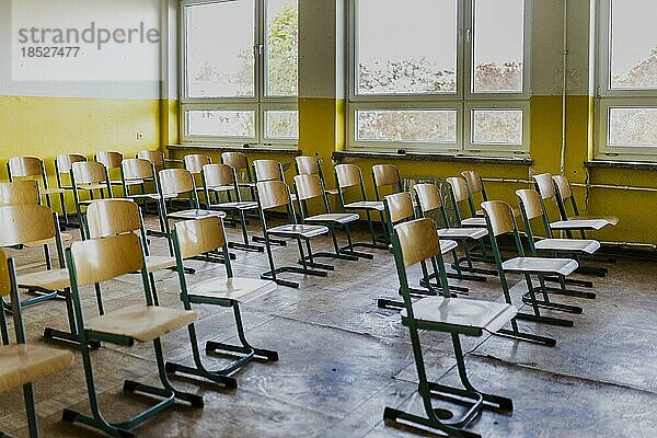 Stühle stehen in einem Klassenraum der alten Grundschule in Trinwillershagen  05.05.2022.  Trinwillershagen  Deutschland  Europa