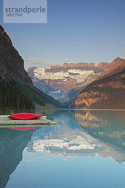 Rote Kanus auf dem Gletschersee Lake Louise mit Victoriagletscher Banff National Park  Alberta  Kanada  Nordamerika
