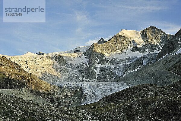 Der Moiry Gletscher im Abendlicht bei Sonnenuntergang in den Penninischen Alpen  Wallis  Schweiz  Europa