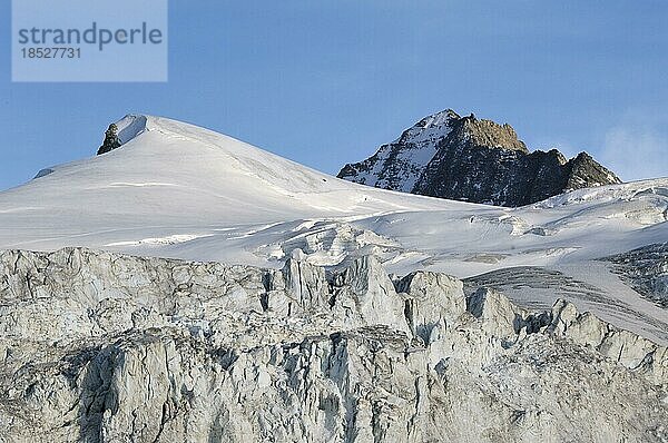 Gletscherschluchten auf dem Berg Grand Cornier in den Penninischen Alpen  Wallis  Schweiz  Europa