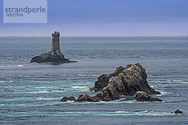 Der Leuchtturm La Vieille in der Meerenge Raz de Sein in der Abenddämmerung an der Pointe du Raz  Plogoff  Finistère  Bretagne  Frankreich  Europa