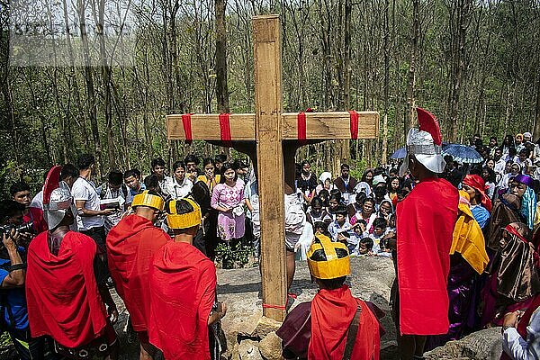 GUWAHATI  INDIEN  7. APRIL: Indische Christen während der jährlichen Karfreitagsprozession zur Nachstellung der Kreuzigung Jesu Christi am 7. April 2023 in Guwahati  Indien  Asien