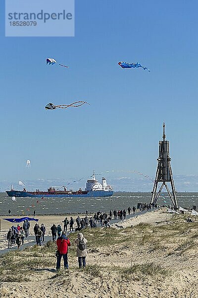 Menschen  fliegende Drachen  Frachtschiff  Kugelbake  Nordsee  Elbe  Cuxhaven  Niedersachsen  Deutschland  Europa