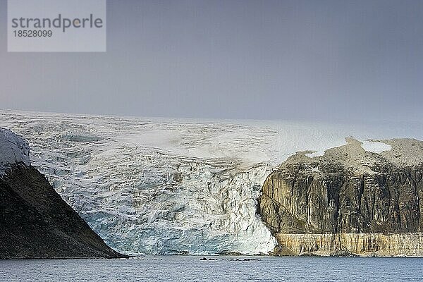 Gletschereis  das in der Hinlopenstretet  Hinlopenstraße  Meerenge zwischen Spitzbergen und Nordaustlandet in Svalbard  Norwegen  abfällt  Europa