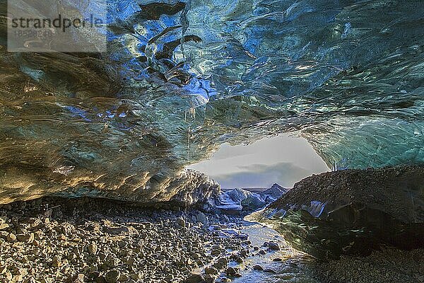 Eingang der Crystal  natürliche Eishöhle im Breiðamerkurjökull  Breidamerkurjokull Gletscher im Vatnajökull Nationalpark  Island  Europa