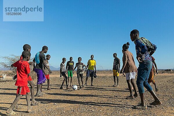 Gruppe junger Männer spielt Fußball  Samburu National Reserve  Kenia  Afrika
