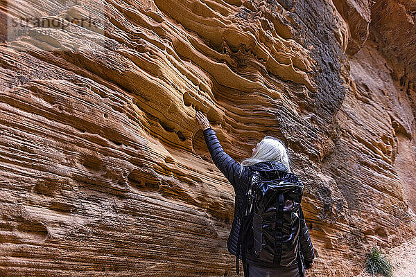 Vereinigte Staaten  Utah  Zion-Nationalpark  ältere blonde Frau beim Wandern