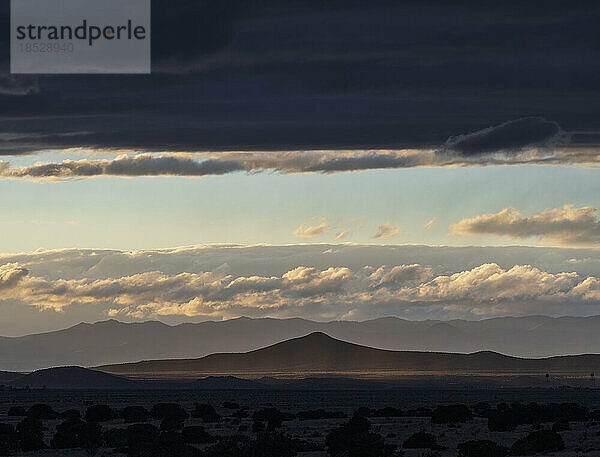 Vereinigte Staaten  New Mexico  Santa Fe  Stimmungsvoller Himmel über der High Desert