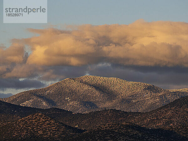 Vereinigte Staaten  New Mexico  Santa Fe  leichter Schneefall auf den Sangre se Cristo Mountains