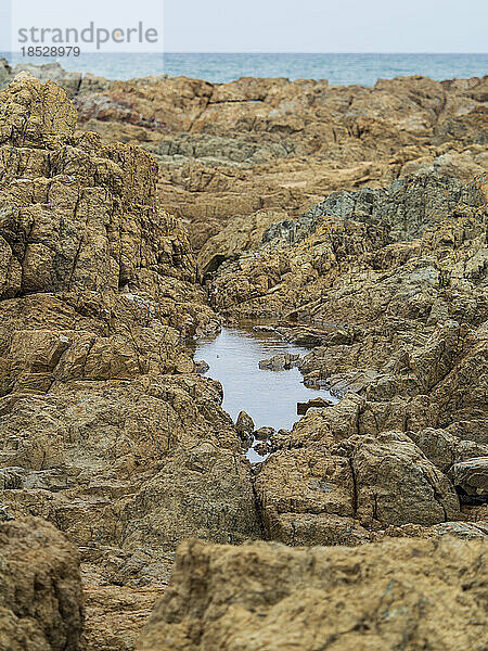 Australien  Queensland  Agnes Water  kleiner Pool in felsigem Gelände in der Nähe der Küste