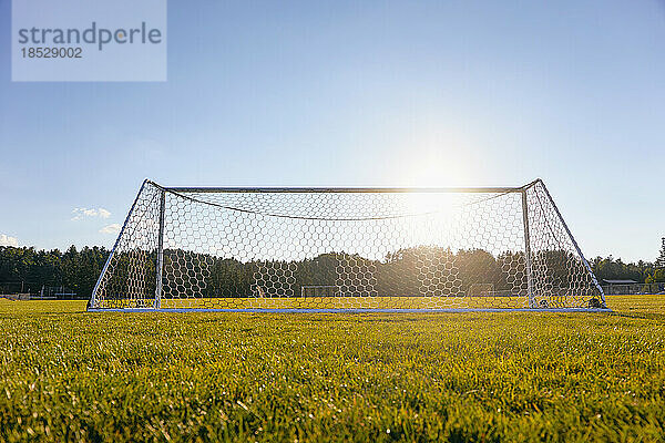 Fußballtor im Feld im Sonnenschein