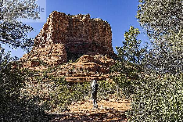 Vereinigte Staaten  Arizona  Sedona  ältere blonde Frau wandert in der Wildnis