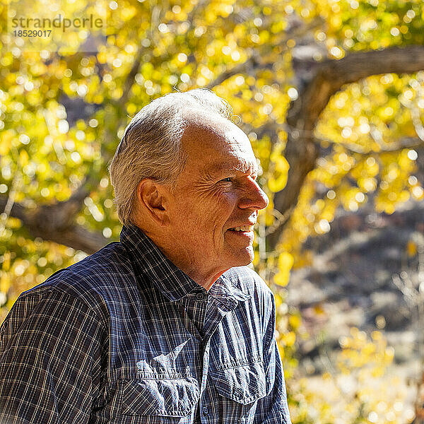 Älterer Mann lächelt und posiert im Zion-Nationalpark