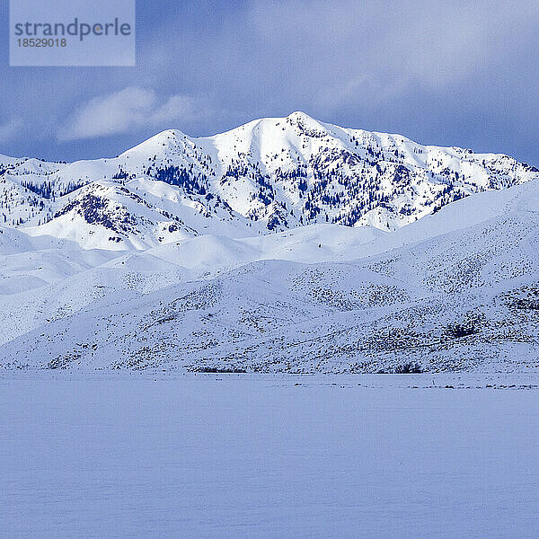 Vereinigte Staaten  Idaho  Fairfield  verschneite Berglandschaft im Winter