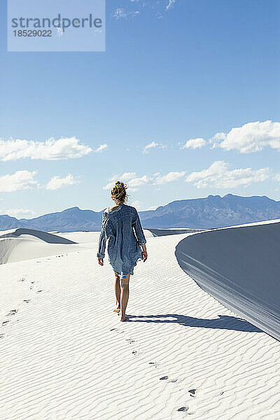 Vereinigte Staaten  New Mexico  White-Sands-Nationalpark  Teenager-Mädchen beim Wandern