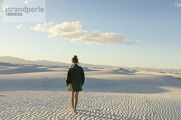 Vereinigte Staaten  New Mexico  White-Sands-Nationalpark  Teenager-Mädchen beim Wandern