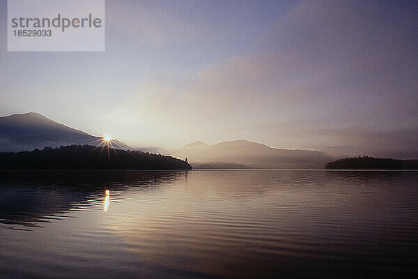 Vereinigte Staaten  New York  St. Armand  Morgennebel steigt über Lake Placid  Adirondacks State Park