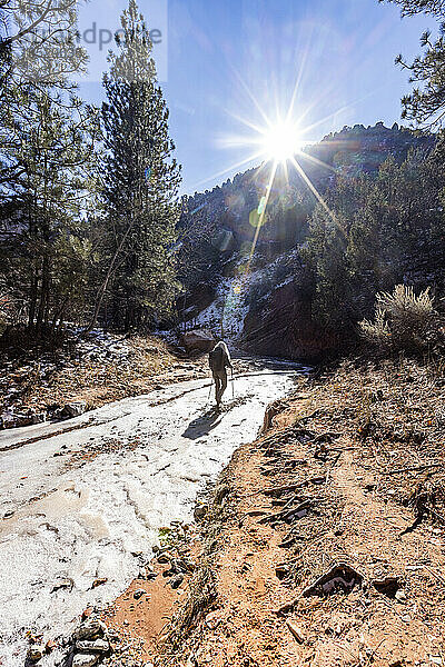 Vereinigte Staaten  Utah  Zion-Nationalpark  ältere blonde Frau beim Wandern