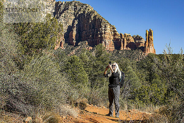 Vereinigte Staaten  Arizona  Sedona  ältere blonde Frau wandert in der Wildnis