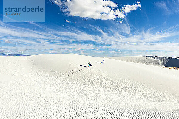 Vereinigte Staaten  New Mexico  White-Sands-Nationalpark  Menschen auf Dünen