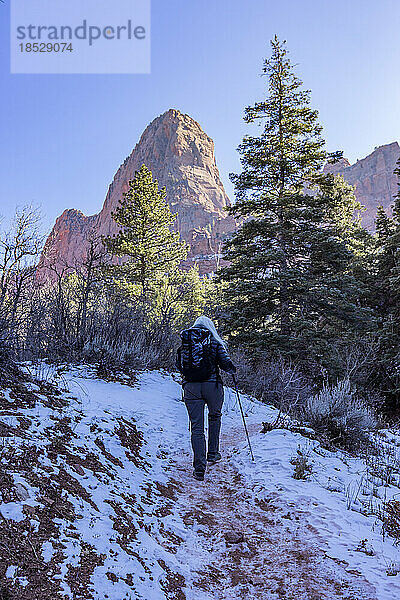 Vereinigte Staaten  Utah  Zion-Nationalpark  ältere blonde Frau beim Wandern