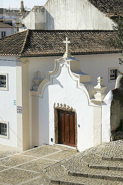 Portugal  Torres Novas  Tor zur alten weißen Kirche