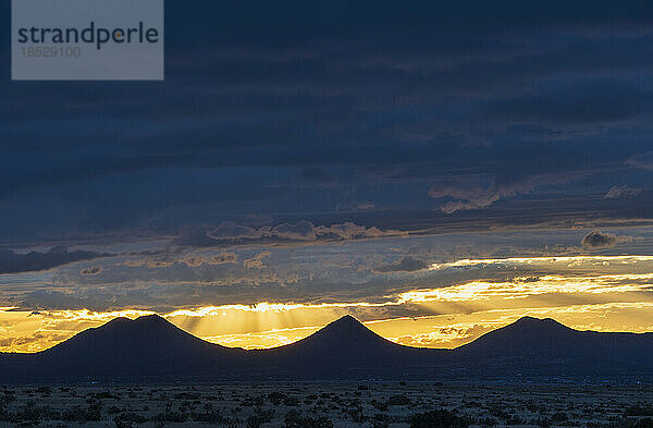 Vereinigte Staaten  New Mexico  Cerrillos  farbenfroher Himmel über Cerrillos bei Sonnenuntergang