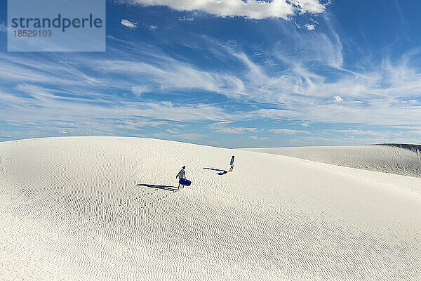 Vereinigte Staaten  New Mexico  White-Sands-Nationalpark  Menschen auf Dünen